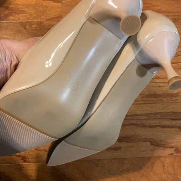 Oripalla Size 7.5 low mini heels cream patent leather - Picture 5 of 7